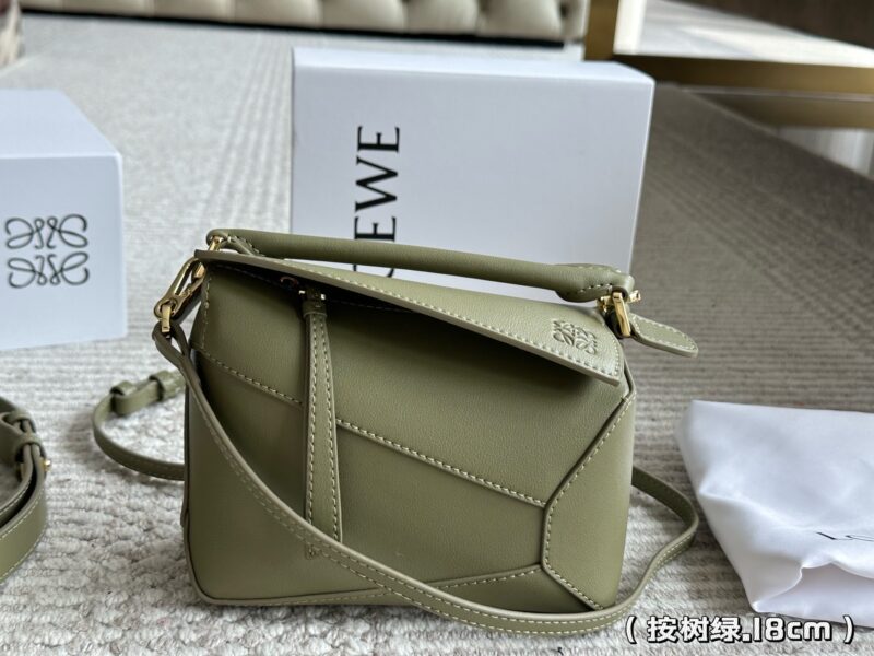 02ff463605.jpg 235 260 box
Size: 18 * 11cm (small size)
24 * 15cm (large size)
Loewe Geometry Package Puzzle
A very textured color,
Grey blue Puzzle Edge is very advanced!
?? Cowhide quality!
Completely hold on!