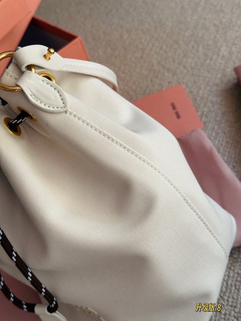 03078aafc6.jpg 220 boxes
size:17*21cm
Miumiu canvas small water bucket
The colors of summer~
Another bag that doesn't require any brainpower to match!
The complimentary ornament can be used as an extension chain
It's becoming very summer~