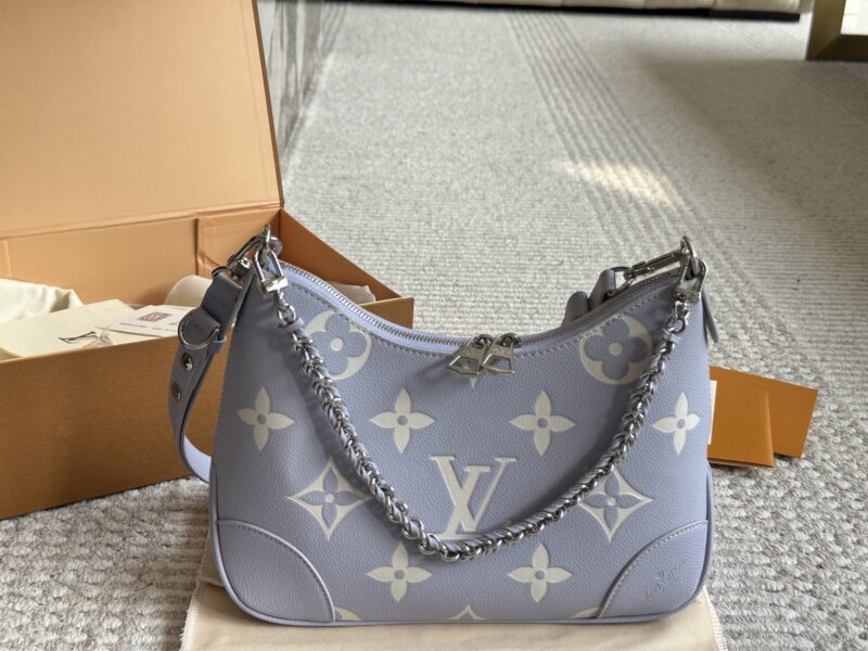 0315594455.jpg 230 box (gray purple)
size:29*16cm
L's vintage cow horn bun
Vintage Classic Shoulder Bag
Configure shoulder straps ? chain
Both shoulder and crossbody are unbeatable, beautiful and versatile!