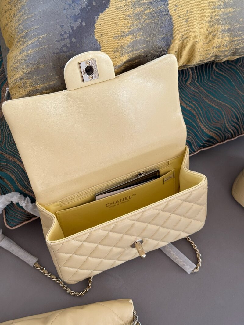 0326986b64.jpg 225 boxes
Grandma Xiang's color is absolutely stunning/stunning
size :20*12cm
Xiaoxiangjia Chanel 23k Leather Chain Handle CF Upgrades Classic~
Can be carried by hand! The bag is very practical!
Sheepskin with light gold buckle, elegant and princes...