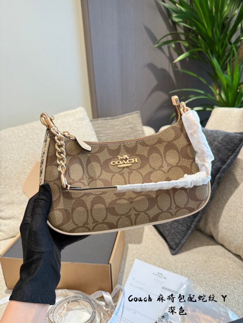 Coach Mahjong Pack is now available on page 225
The lowest price recently! If you like this one, you can buy it now. Coach Teri armpit crossbody bag, large mahjong bag, dark coffee logo, light coffee logo, size: 24.5 * 15.5 * 7.5cm, double box packaging