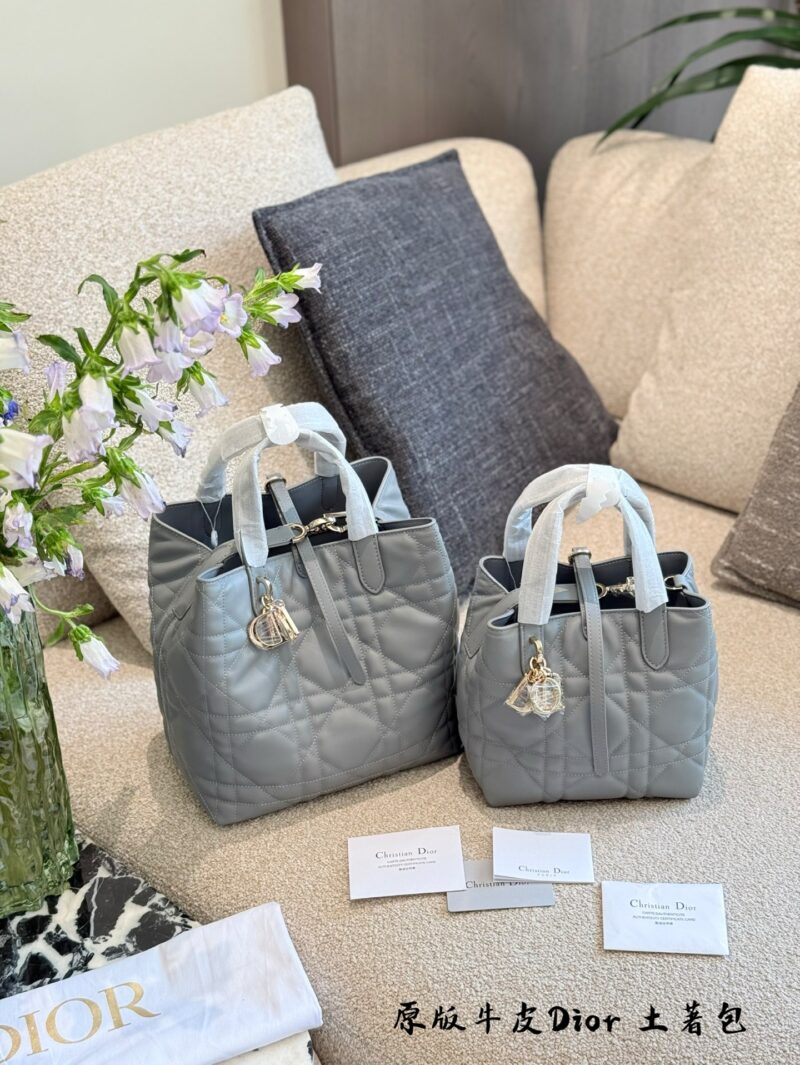 Dior indigenous bag p330p340
No joke, this will be the next hit!
I'm not joking! Zhi Xiu doesn't even joke with you
The hottest Toujours indigenous bag has actually grown taller and even has an extra shoulder strap. Its appearance has skyrocketed, it...
