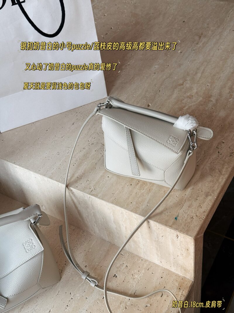 035f3bbb9d.jpg 235260 box
Size: 18 * 10cm (mini)
24 * 15cm (large size)
Loewe Geometry Package Puzzle
Truly cannot be missed,
?? Cowhide quality!
Completely hold on!
Silver button milkshake white small puzzle
The high-end lychee skin is about to overflow