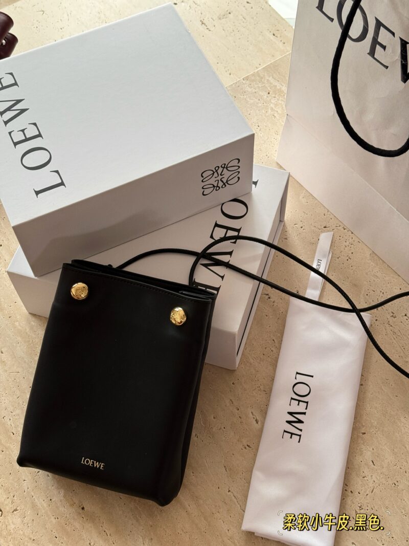 035fb83cd1.jpg 235 box cowhide
size:17*21cm
Loewe's new pebble pouch
Exquisite and compact
Zundu is very beautiful and soft
The material of calf leather feels very comfortable to the touch