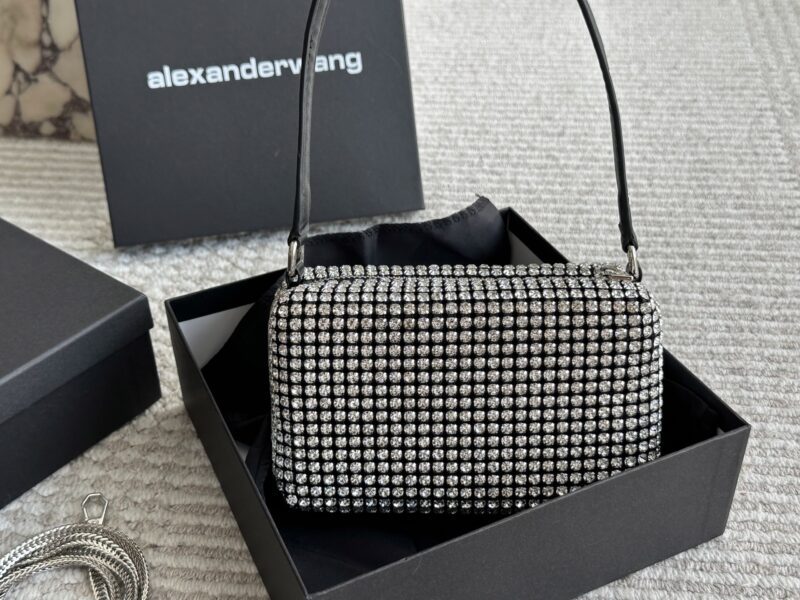 160 170 (wrist rhinestone) with box
size：18*10cm
BlingBling Giant Flash
AW King Water Diamond Bag
Summer really needs a rhinestone bag to blow up the streets!
The manufacturer also gives away long shoulder straps
Isn't it a great value!!