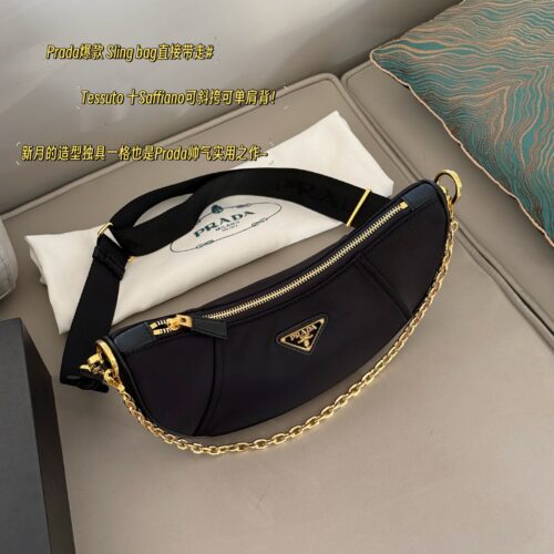 235 box
size：30*14cm
Sling bag with small cow horns
I have already warmed it up for you. Now you can take it away directly
Can be slung diagonally or carried on one shoulder
The shape of the new moon is unique and distinctive
It is also Prada's han...
