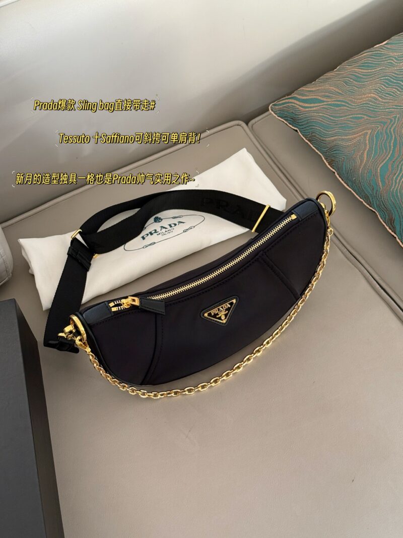 038ad3e384.jpg 235 box
size:30*14cm
Sling bag with small cow horns
I have already warmed it up for you. Now you can take it away directly
Can be slung diagonally or carried on one shoulder
The shape of the new moon is unique and distinctive
It is also Prada's han...