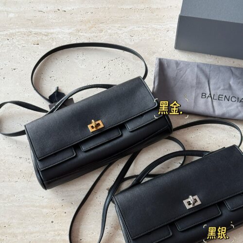 270 boxes
size：28*15cm
Balenciaga's new Belair large silhouette bag
Soft oversized bag
The feeling of laziness on the upper body is immediately felt
I really like this convenient and cool super practical big bag!
?? cowhide