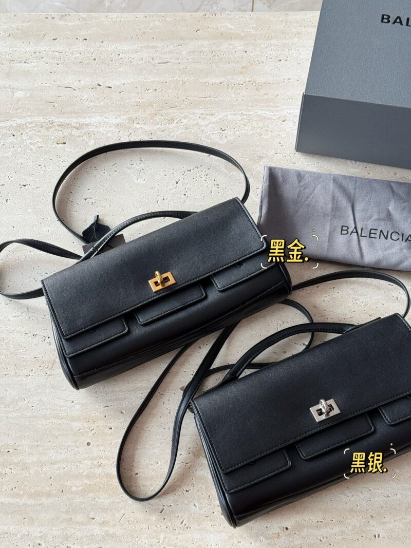 038c687f51.jpg 270 boxes
size:28*15cm
Balenciaga's new Belair large silhouette bag
Soft oversized bag
The feeling of laziness on the upper body is immediately felt
I really like this convenient and cool super practical big bag!
?? cowhide