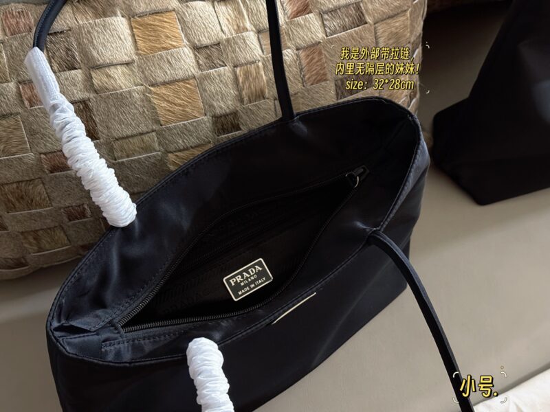 03aa3fafef.jpg 190 without box
Size: 32 * 28cm (small)
36 * 30cm (large)
The evergreen tree of the medieval era
Minimalist daily practicality
Prad Handheld Underarm Tote
Black recycled nylon handbag shoulder bag
Practical lightweight commuting bag basic model!