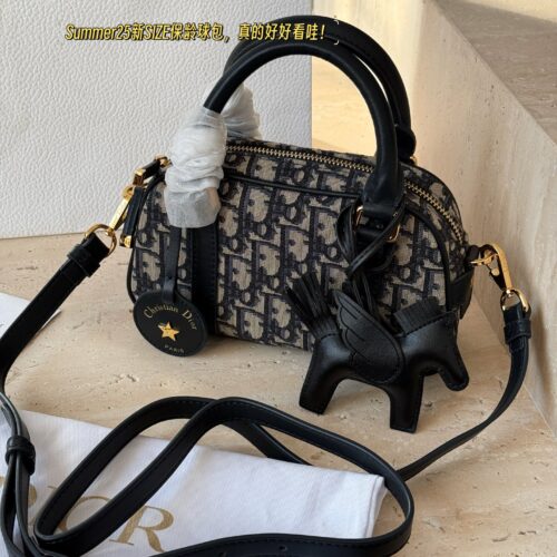 290 boxes
size：20*12cm
D Home VIBE | Pillow Bag
Don't think I'm young, but I'm very good at pretending!
Summer25 new SIZE bowling bag, really looks great!