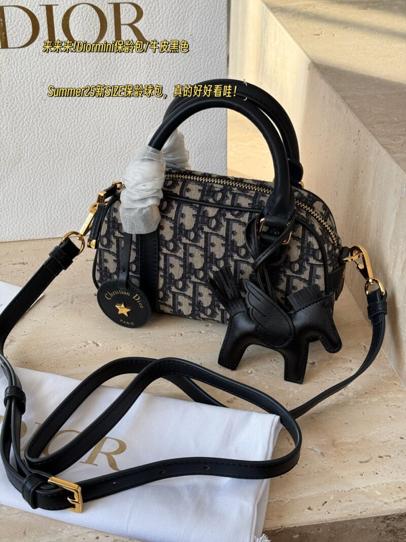 03ada31efd.jpg 290 boxes
size:20*12cm
D Home VIBE | Pillow Bag
Don't think I'm young, but I'm very good at pretending!
Summer25 new SIZE bowling bag, really looks great!