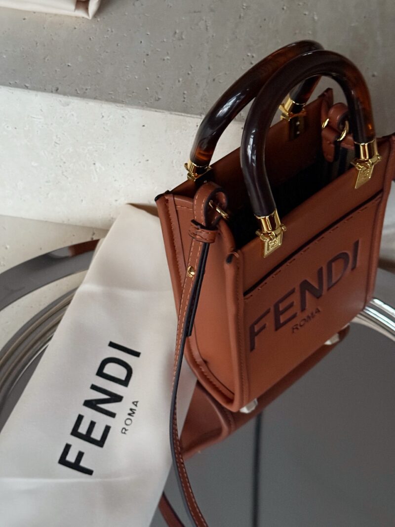 03b467daa1.jpg 225 boxes
size:13*18cm
Exquisite small bag
FENDI Super Hot F Home
sunshine mini tote~
A small and exquisite bag
Classic retro style, fashionable and durable!