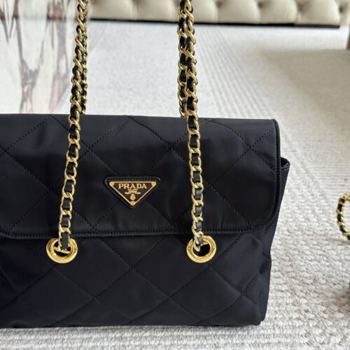 200 boxes
size：28*22cm
Prada Hobo Vintage Chain Bag
Added a sense of casualness and simplicity,
Completely fashionable and versatile!