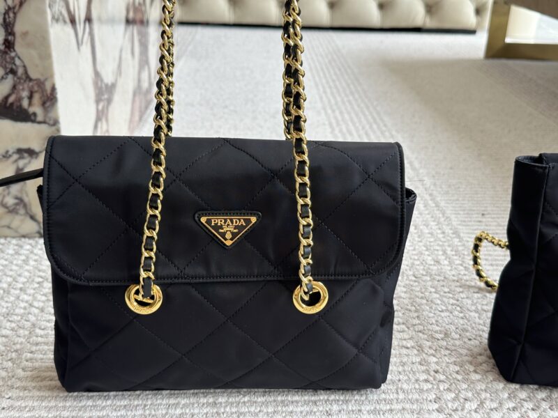 03bab74087.jpg 200 boxes
size:28*22cm
Prada Hobo Vintage Chain Bag
Added a sense of casualness and simplicity,
Completely fashionable and versatile!