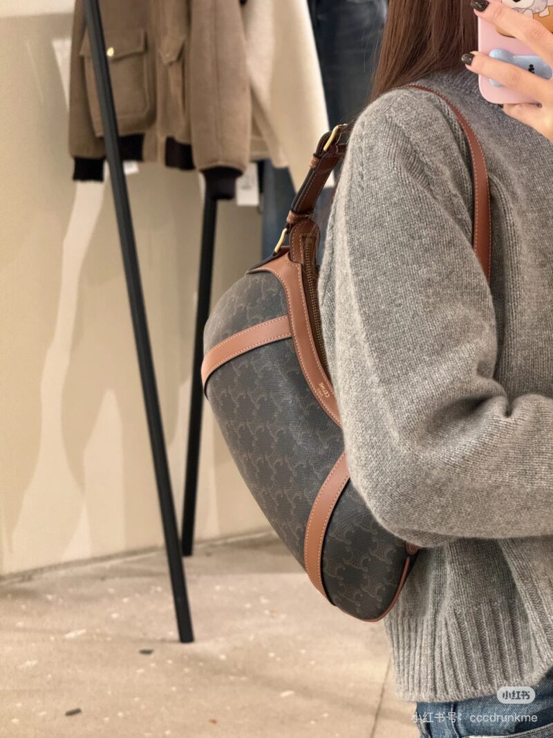 03c40ad7bf.jpg Celine launches new floral shoulder bag
Full of retro style autumn and winter coats, really beautiful