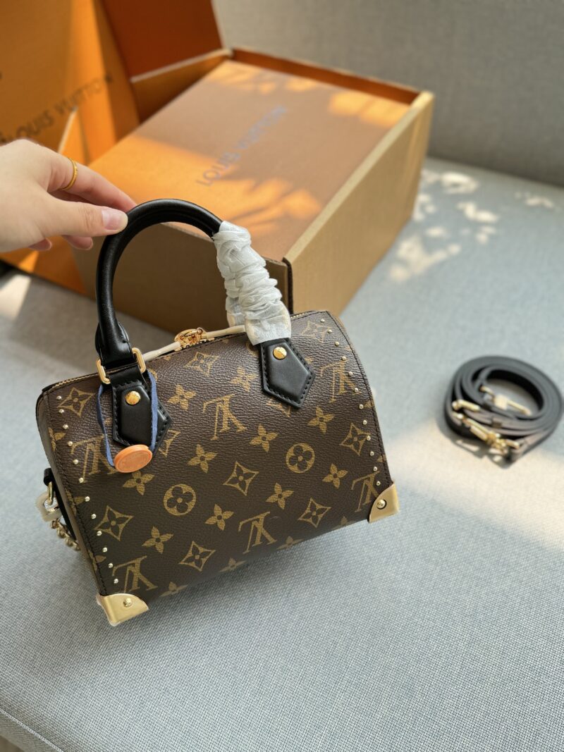 03c44b0a5a.jpg 280 original single aircraft box
Original quality with pure leather steel hardware 163 jump code chip
size:20×14
LV SpeedyTrunk 20 Rivet Pillow Bag Handheld Cross Shoulder Bag
The runway style can also be practical for daily use~
This bag feels ve...
