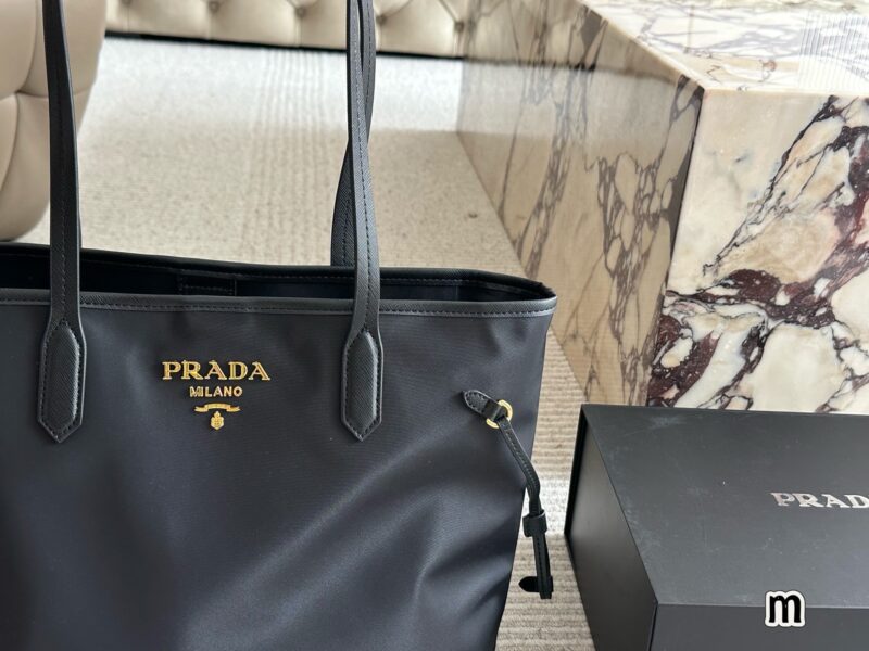 03c59fd76a.jpg 230 box
size:32*28cmcm
Prada Classic Shopping Bag!
Big and convenient enough!
As an entry-level Prada shopping bag handbag, it has always been practical and durable,
Lightweight, comfortable, and practical!