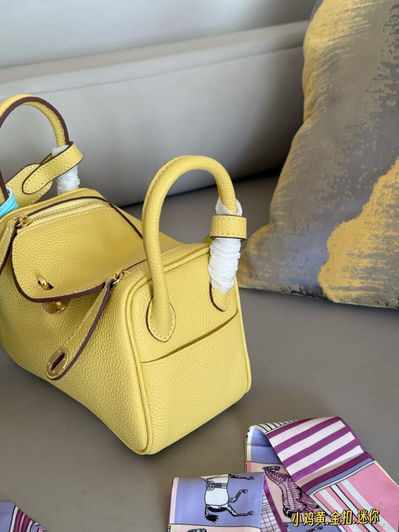 260 complete sets of packaging
size：19*13cm
?? top layer leather!
H Home Mini Lindy
? Crossarm ? Hand carried!
A perfectly cute little one!
Sunshine yellow is simply perfect for spring and summer
Just hold it and you'll have a good mood!