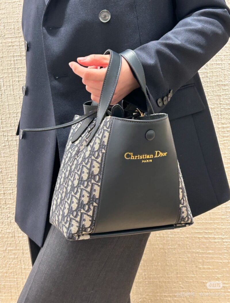 Dior has released another new bag
This water bucket is definitely the "practical king", made of full grain cowhide, ultra light, super large capacity, classic and versatile black gold, and filled with buffs