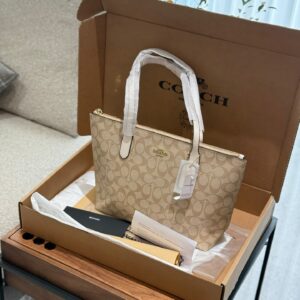 COACH | New Maggie Tote! A small tote bag with just the right size for live pictures
New Series Maggie Tote