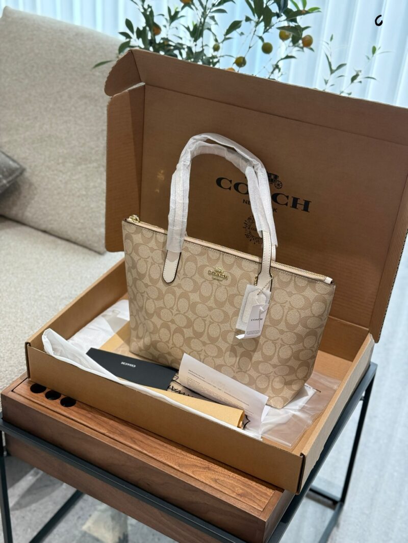 Coach Coach Tote P190
It's hard to find. The logo tote bag shopping bag has a zipper on the top and is of medium to large size, with a height of approximately 29cm at the bottom and 38cm at the top, making it a perfect bag shape and size. Classic ver...