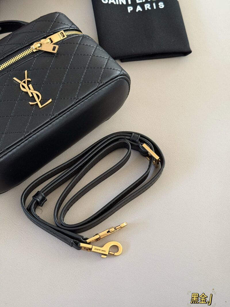 03f2c8d6f0.jpg 235 box
size:19*11cm
YSL New Style | Exquisite Small Box Bag
The new and well behaved Gaby handbag can be carried by hand or slung diagonally
Put all the daily items down