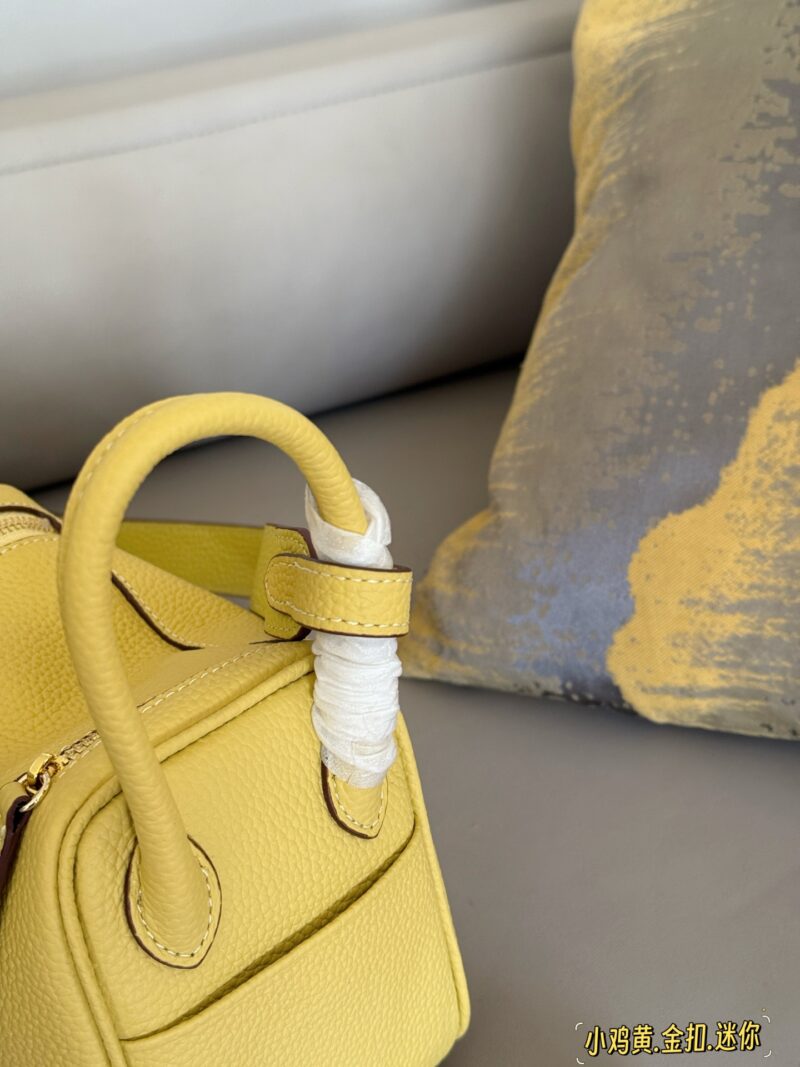260 complete sets of packaging
size：19*13cm
?? top layer leather!
H Home Mini Lindy
? Crossarm ? Hand carried!
A perfectly cute little one!
Sunshine yellow is simply perfect for spring and summer
Just hold it and you'll have a good mood!