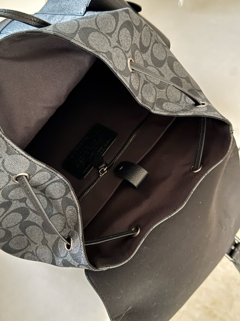 0414a6dd5e.jpg 260 without box
size:30*40cm
Choose this one! Sending my boyfriend!
C Classic Charcoal Black Grey Backpack
Old flower spliced cowhide!
The overall texture is very good!
Very atmospheric! The structure feels great!
The sense of hierarchy is also gre...