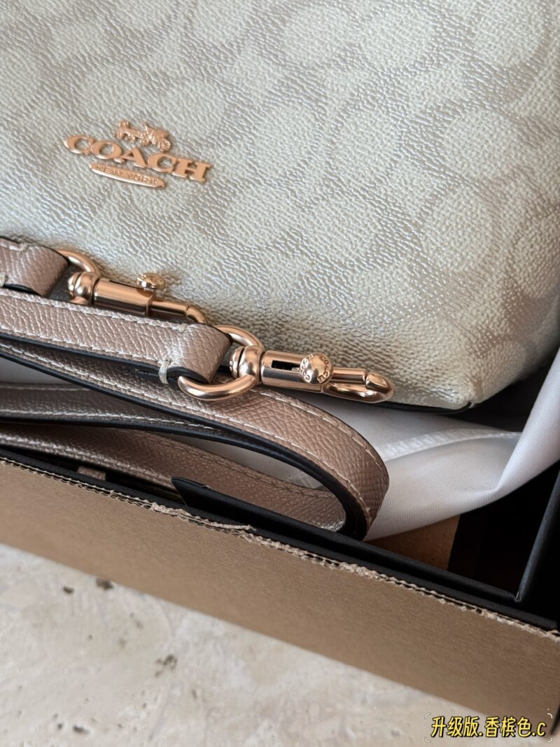 04178ad9c5.jpg 225 boxes
size:20*17cm
C Home | Zip Bag Dumpling Bun/Underarm Bun
Easy commuting to work
Zipper design with metallic texture and brand new logo
Can accommodate all daily needs
Hobo armpit