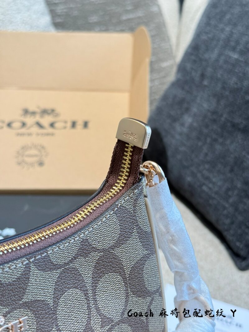 Coach Mahjong Pack is now available on page 225
The lowest price recently! If you like this one, you can buy it now. Coach Teri armpit crossbody bag, large mahjong bag, dark coffee logo, light coffee logo, size: 24.5 * 15.5 * 7.5cm, double box packaging