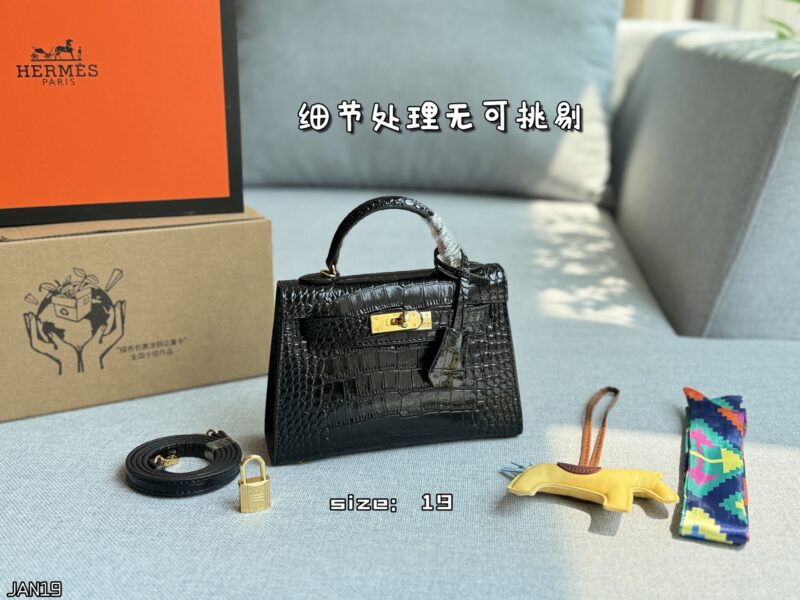 Color card ??
HERMES Hermes Mini Kelly 2nd Generation Crocodile Leather Kelly Bag Handbag with Gold Buckle