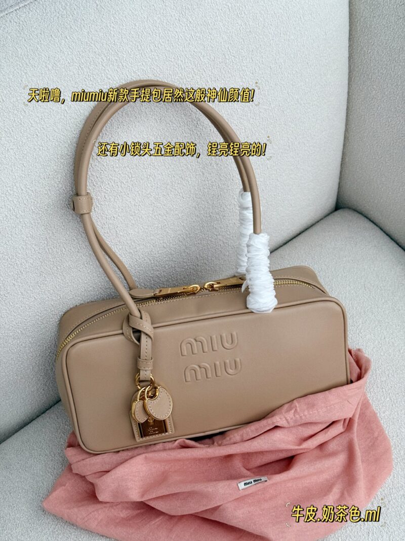 290 box cowhide (upgraded version)
Size: 28.5 * 4cm (large)
The new miumiu handbag has such a stunning appearance!
Bowling/briefcase/beau series
Small lock hardware accessories, shiny and shiny!
The sweetness of the bag is just right!
It's hard not t...
