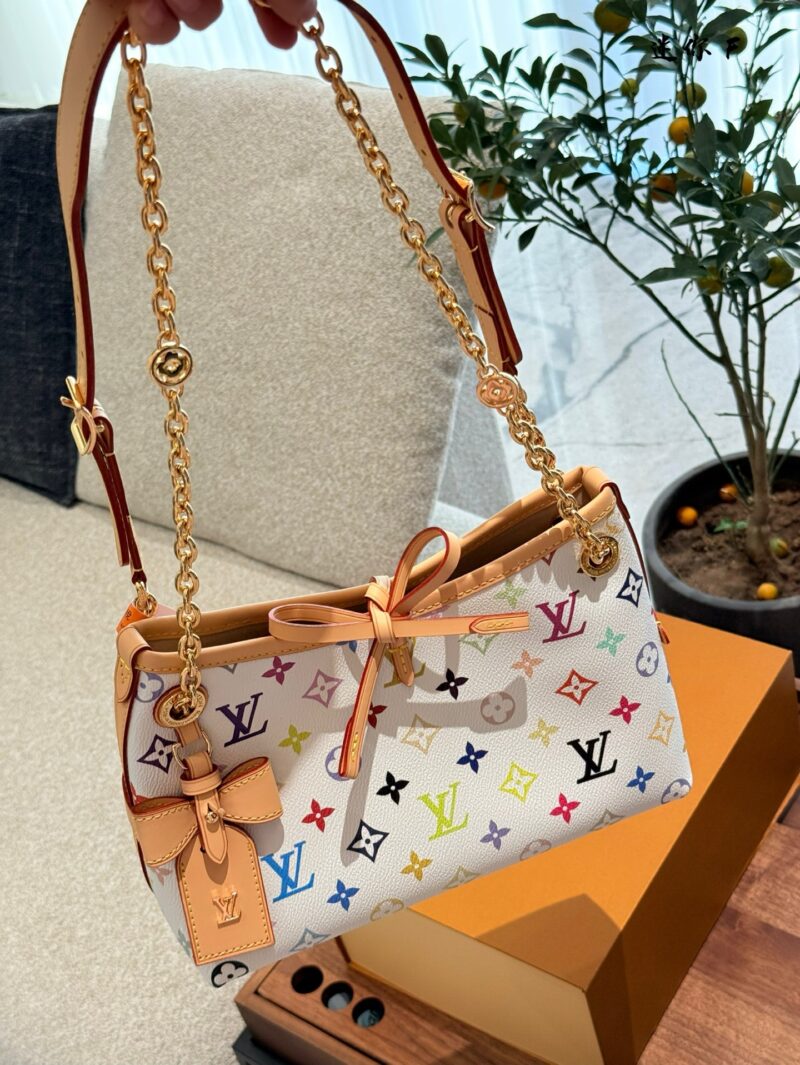 Color changing skin
It's definitely the next big hit
One of the main reasons why I like LV is because it is practical and durable in leather
The latest Carryall BB is still made of white tri colored leather, which is very, very soft and feels very go...