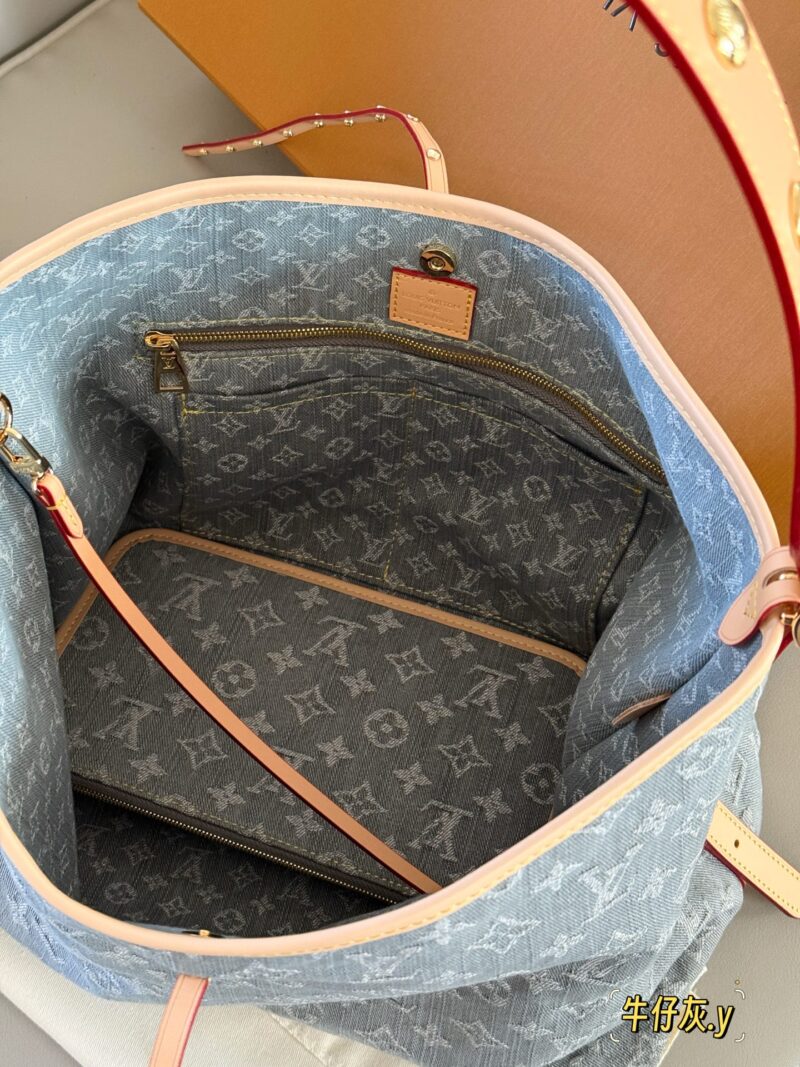 045a0bb36a.jpg 345 box
size:41*29cm
L's old flower, Carryall, is everywhere on the road,
Let's have a different one
This denim bag exudes a vintage atmosphere and is packed with UP!
The pattern, fabric, and hardware taste are all okay!
Carryall denim goes well wi...