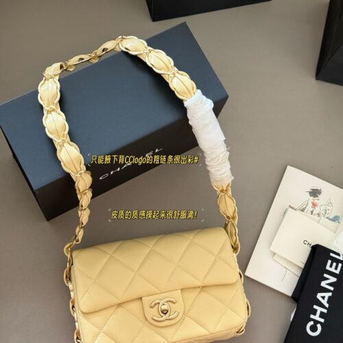 240 boxes
size：21*16cm
Xiaoxiangjia 25s Thick Chain Underarm Bag
Classic yet practical
Irresistible vintage
The more I watch, the more I like it!
Cute and lovely chicken yellow/very suitable for summer color matching~