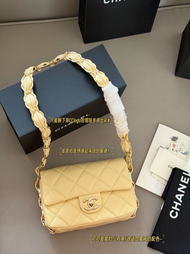 240 boxes
size：21*16cm
Xiaoxiangjia 25s Thick Chain Underarm Bag
Classic yet practical
Irresistible vintage
The more I watch, the more I like it!
Cute and lovely chicken yellow/very suitable for summer color matching~