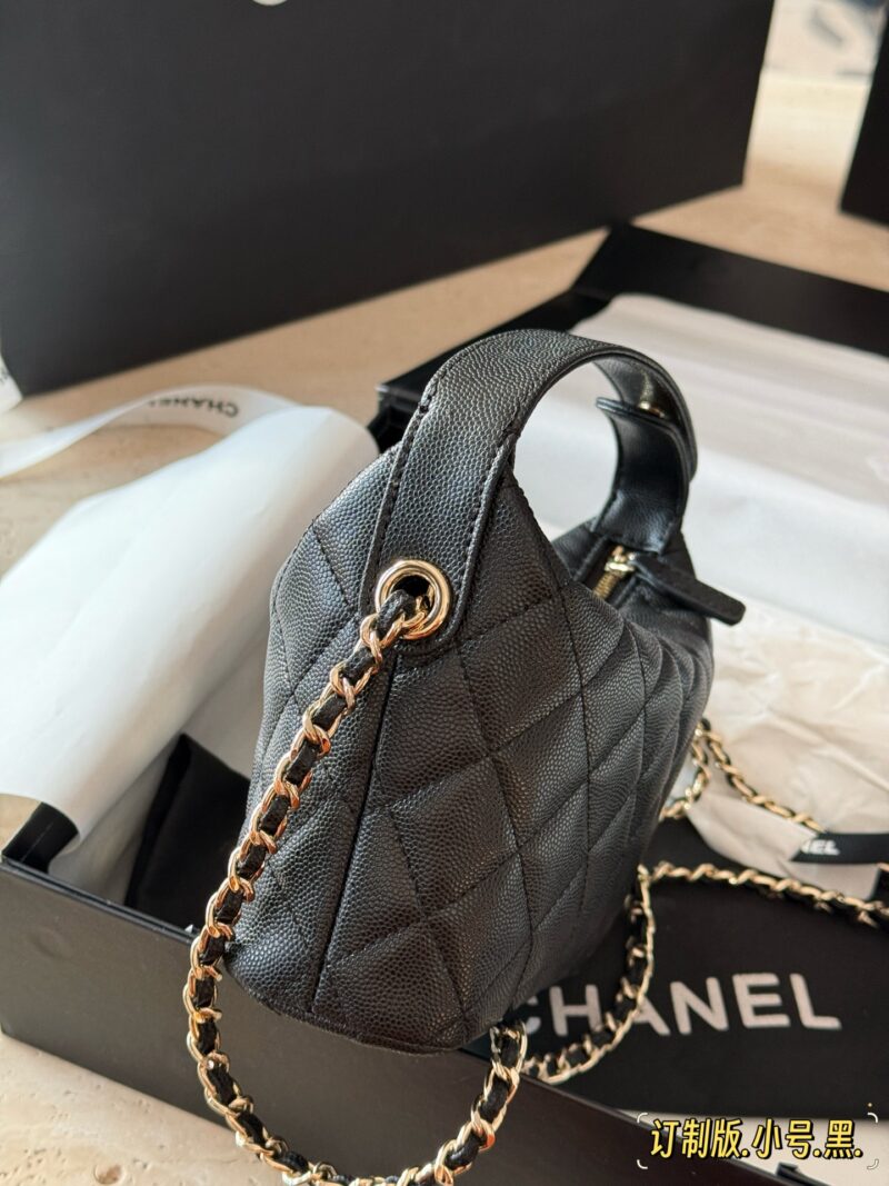 0469d1f2ea.jpg 210 box
Size: 15 * 13cm (small)
Xiaoxiang's lunch box bag
A popular bag that catches the eye at a glance
Really cute
Can be sweet or salty
You can hold it by hand, shoulder and back. The chain length is just right
It also has strong compatibility#