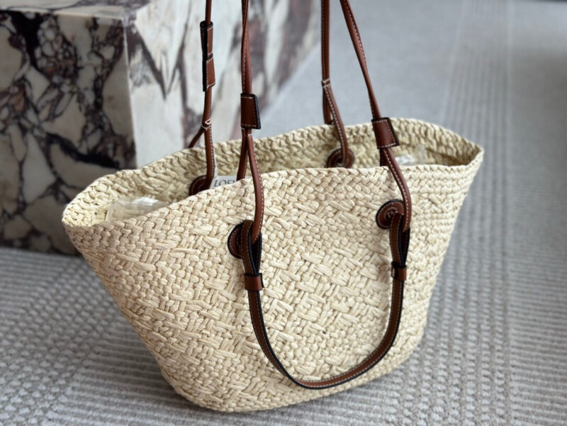 0496294cd6.jpg 180 without box
Size: Bottom width 30, top width 50 * height 25cm
LOEWE | Grass woven bag
Don't you have such a beautiful straw woven bag in summer?
100% suitable for vacation~
Look at the sea, look at the sea, look at the sea