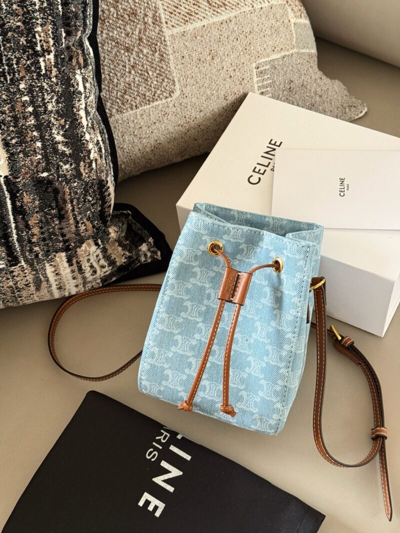 049aba729a.jpg 205 box
size:14*18cm
Celine denim bucket bag
Shallow denim is perfect for summer!
Super online appearance
Celine bucket bag is easier to carry on the back