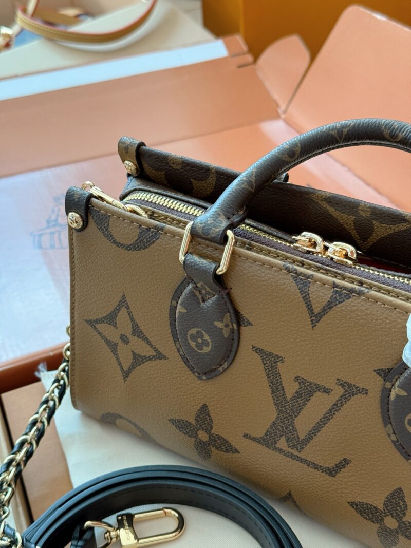 049e6c3686.jpg 265 box upgrade version
size:25*13cm
Highly anticipated by everyone!
L Home On the Go has finally released a slim shoulder strap version,
There's also an extra leather chain under the armpit back
Recommend this bag type! Super practical
This small ...