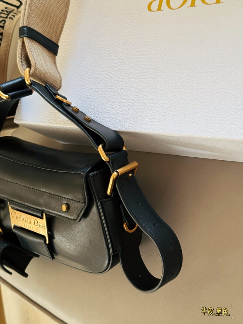 04a32d2f55.jpg 360 box cowhide
size:24*14cm
Top up super cool DIOR Streetchic handbag
The large metal plaque design has a cool punk vibe from ancient times!
The wide shoulder straps are adjustable on both sides, allowing it to achieve multiple back styles