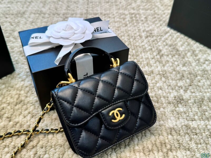 04bba4f3da.jpg Counter Silk Scarf Gift Box
Chanel Mini Bag Chain Bag
Very suitable for this season, Chanel
The retro atmosphere instantly fills up
Size: 12 9