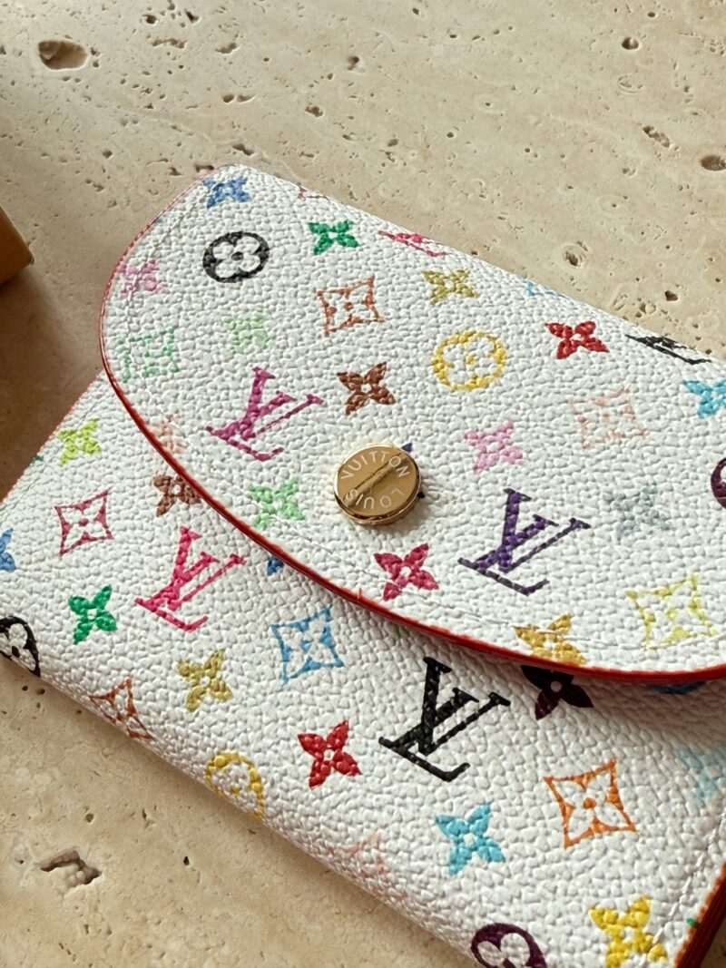 145 boxes
size：11*9cm
Cute things can heal everything
L's white tri colored coin purse
It's really outstanding
The oil and wax edges on both sides are very textured!
White tri color with a red lining! It's really amazing!