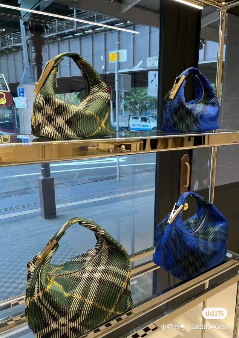 04da464dc1.jpg Burberry peg bag | 2024 best-selling bag
Drum shaped lunch box bag paired with knitted fabric
There is a kind of familiar nostalgia that blends in again
Burberry's iconic checkered pattern
There's a little more British style~
I especially like the me...