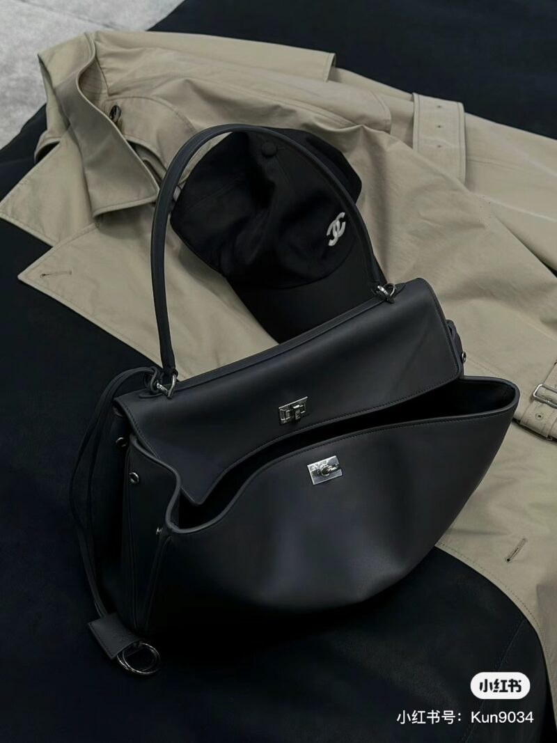 Balenciag Rodeo
The Redeo that was finally won! ! ! The soft and large silhouette bag immediately gives off a lazy and lazy feeling on the upper body. I really like this convenient and cool super practical bag. This new model named after the Rodeo D...