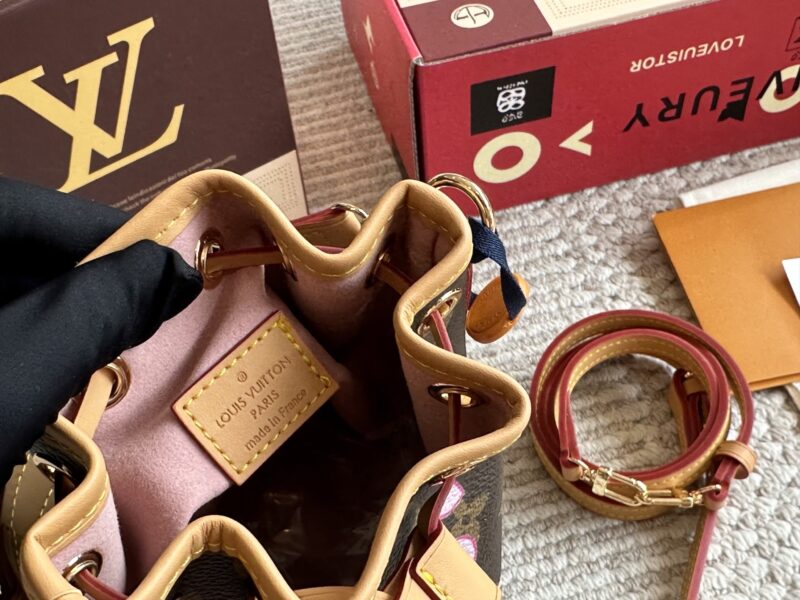04ec19057f.jpg 215 boxes
size:13*16cm
L's new nano bucket bag
Noe bucket bag is super cute!
Old flower ydds!
Get in quickly! Get in quickly!
I really love it! Because it's really easy to match!