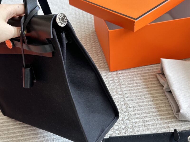 275 boxes
size：31*26cm
Hermes handbag
Canvas shopping bag ?
A bag that is easy to pack in physical form
Recently, I have been carrying my back while traveling
There is texture! Super advanced!
Its capacity is very friendly ..
