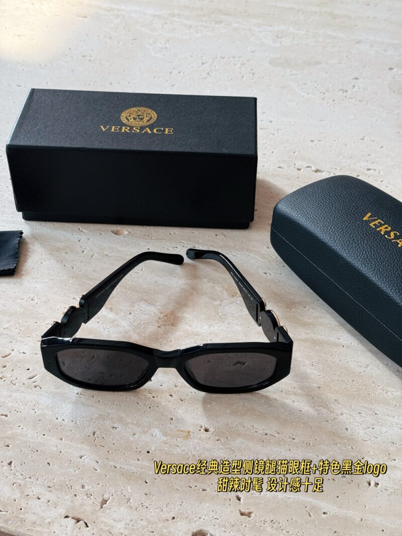 210 sets of complete packaging
Versace Classic Style Side Mirror Leg Cat Eye Frame+Featured Black Gold Logo
Sweet and spicy, fashionable and full of design sense
Wearing these sunglasses quickly elevates your temperament to the next level, making it ...