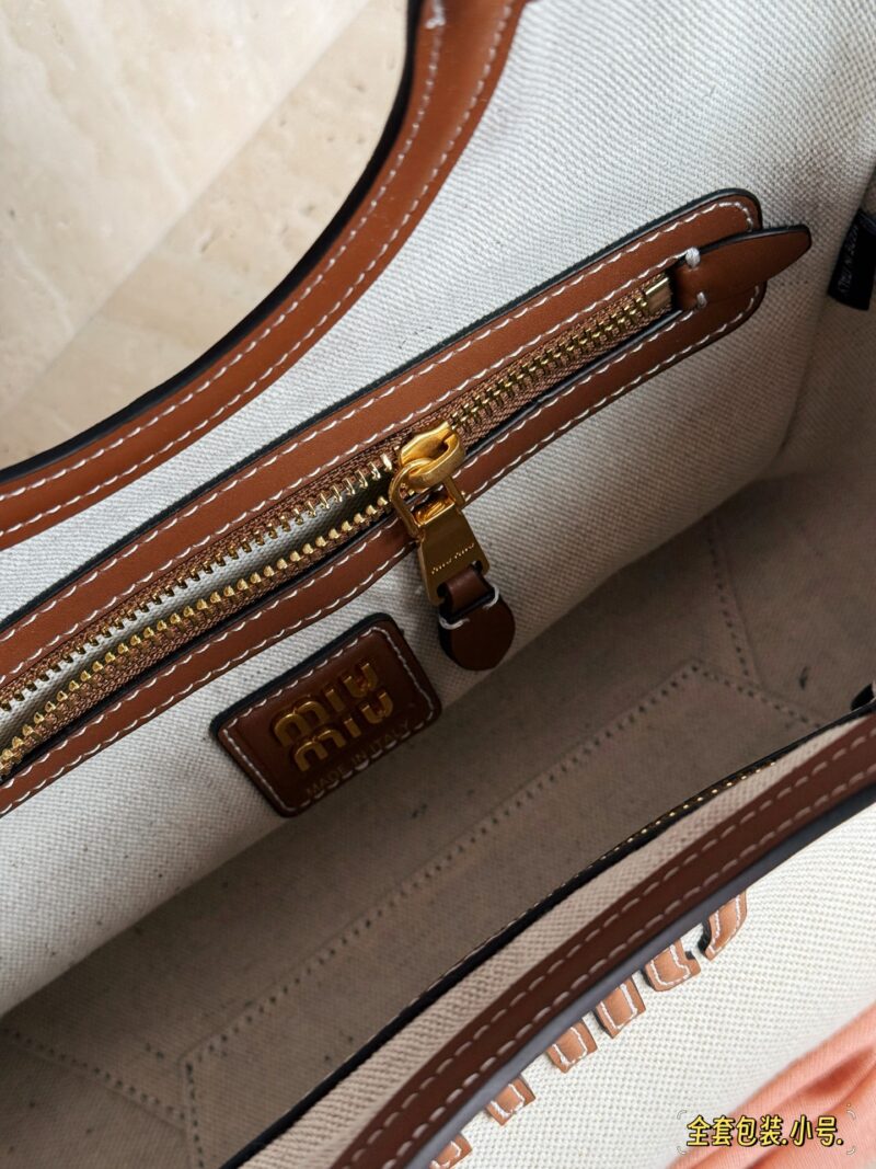 04fc58c2ef.jpg 300 complete sets of packaging
size:21*18cm
Miumiu's new tote
The wind is blowing too hard this year
There are so many popular products!
This version is also too beautiful!
Miumiu's canvas bag is packed in one color for spring and summer!
Canvas an...